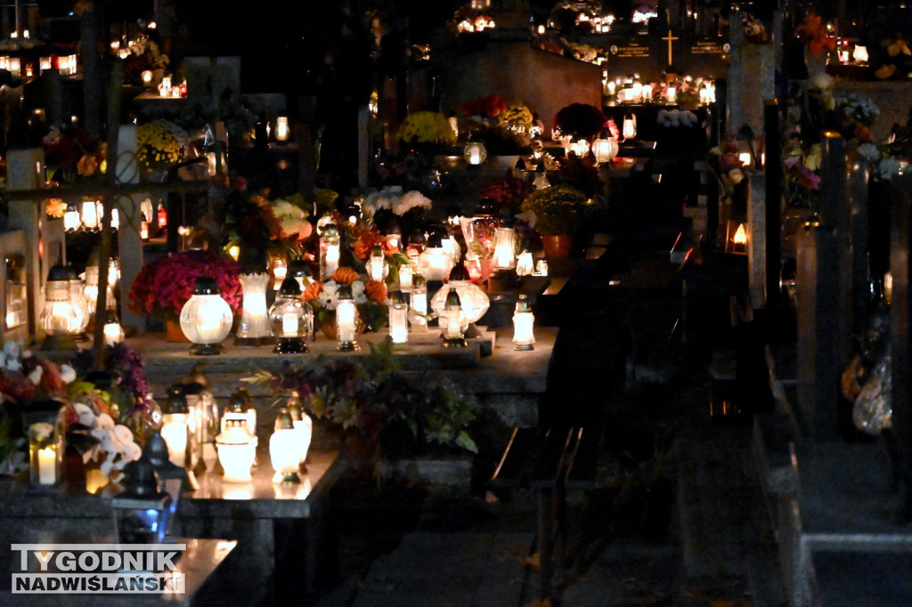 Tarnobrzeskie cmentarze parafialne nocą