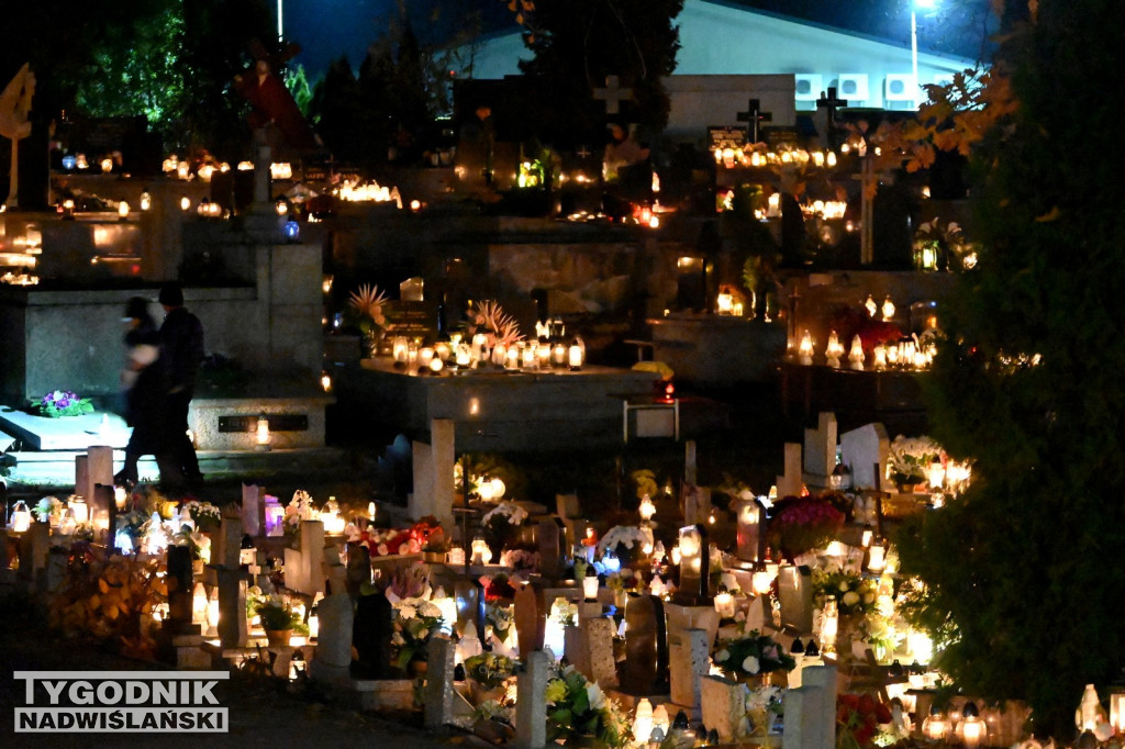Tarnobrzeskie cmentarze parafialne nocą