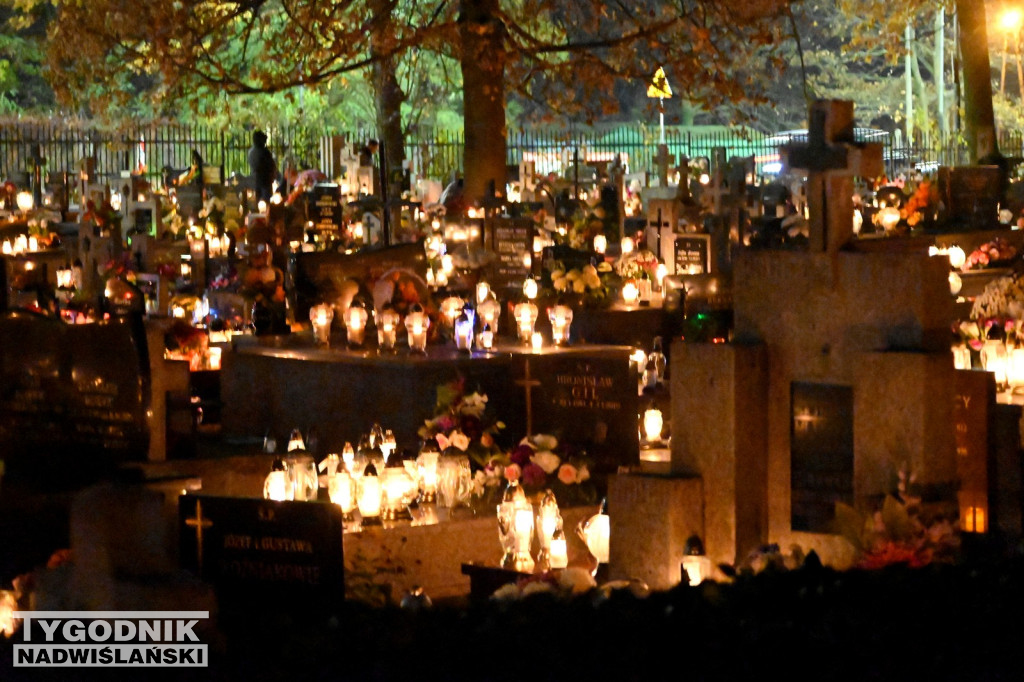 Tarnobrzeskie cmentarze parafialne nocą