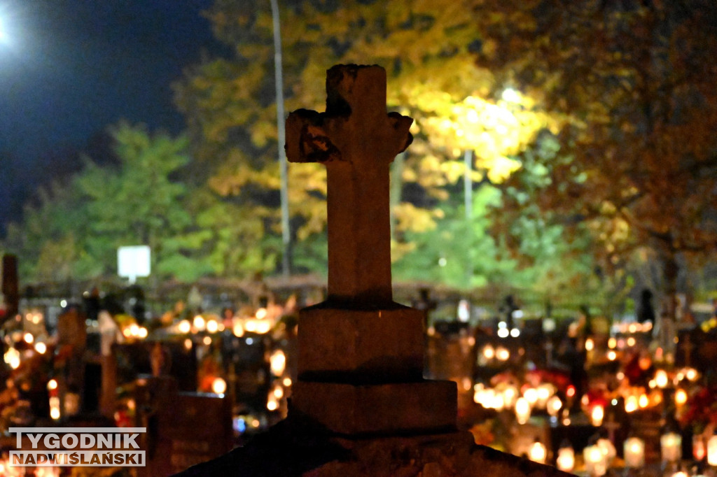 Tarnobrzeskie cmentarze parafialne nocą