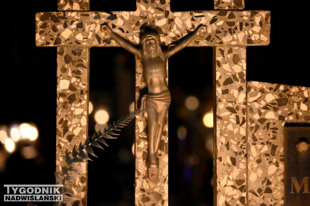 Tarnobrzeskie cmentarze parafialne nocą