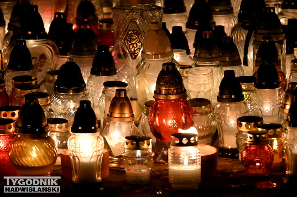 Tarnobrzeskie cmentarze parafialne nocą