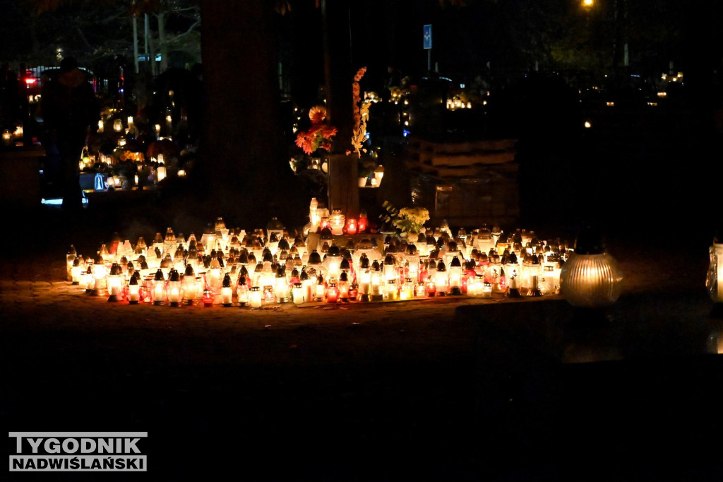 Tarnobrzeskie cmentarze parafialne nocą