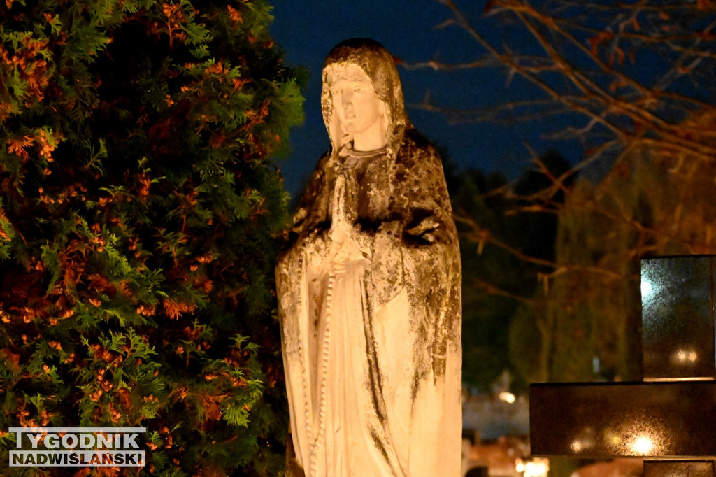 Tarnobrzeskie cmentarze parafialne nocą