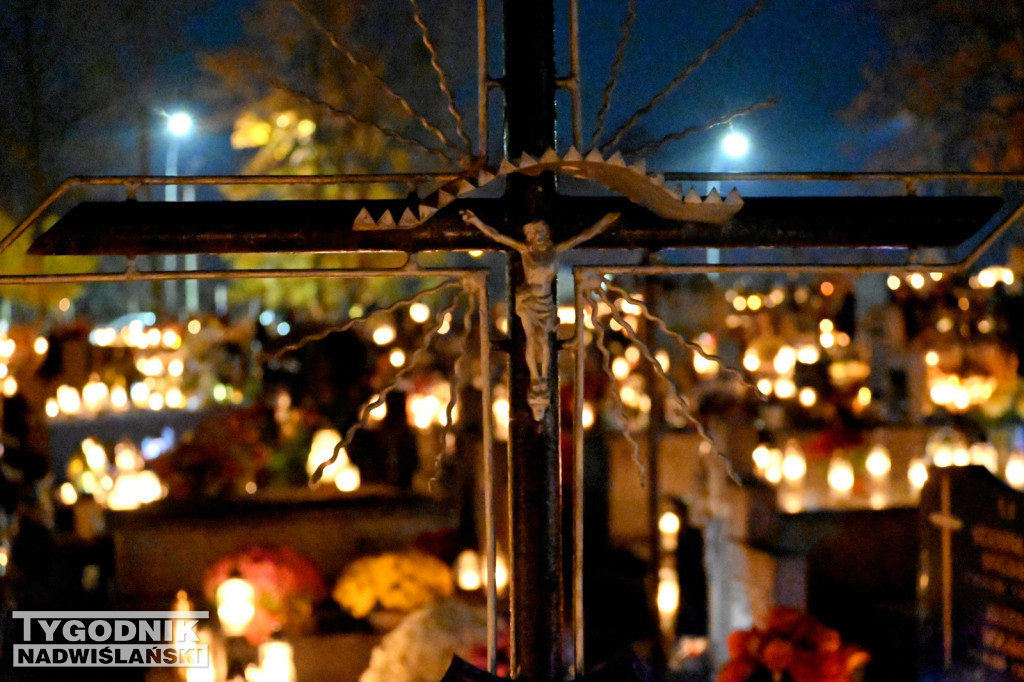 Tarnobrzeskie cmentarze parafialne nocą