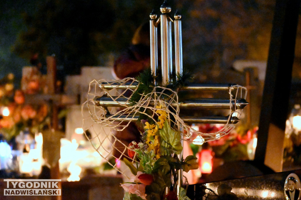 Tarnobrzeskie cmentarze parafialne nocą