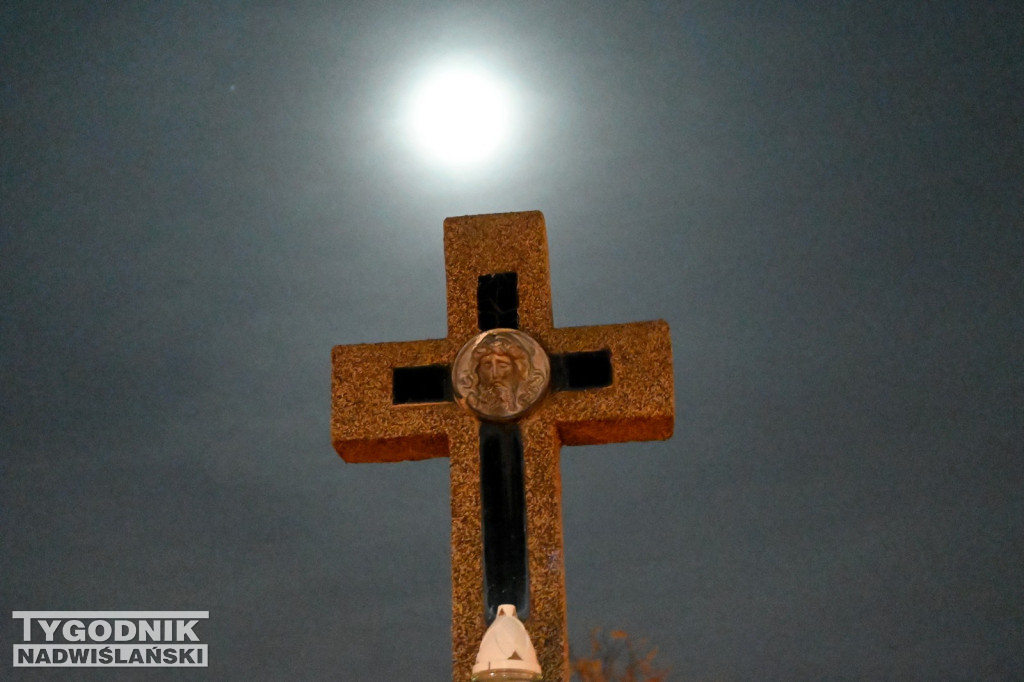 Tarnobrzeskie cmentarze parafialne nocą