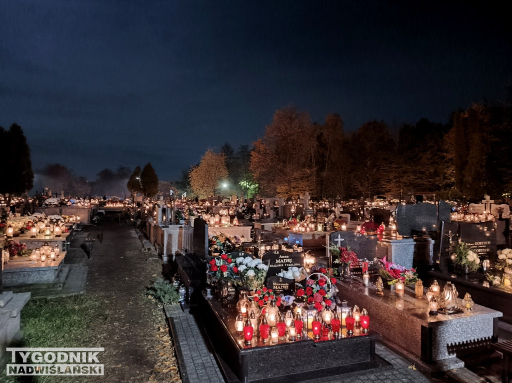 Tarnobrzeskie cmentarze parafialne nocą