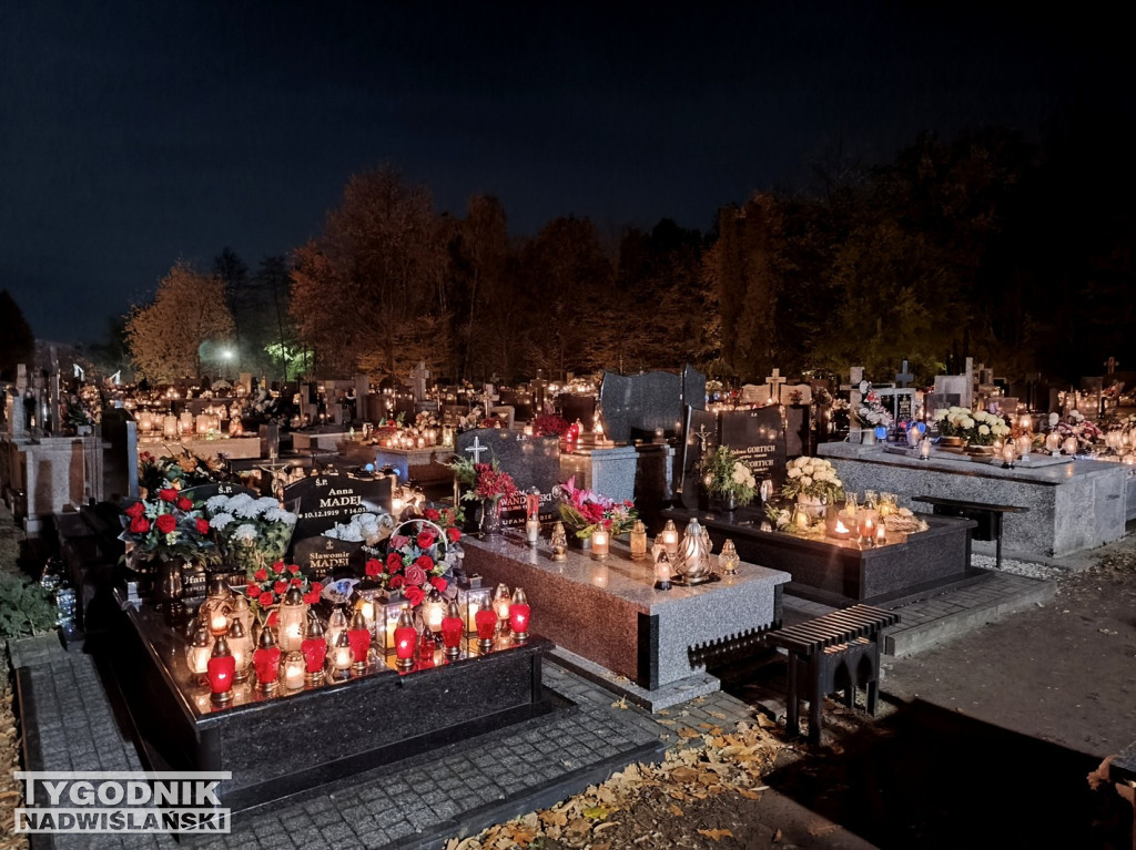 Tarnobrzeskie cmentarze parafialne nocą