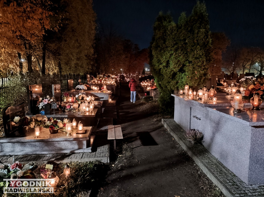Tarnobrzeskie cmentarze parafialne nocą