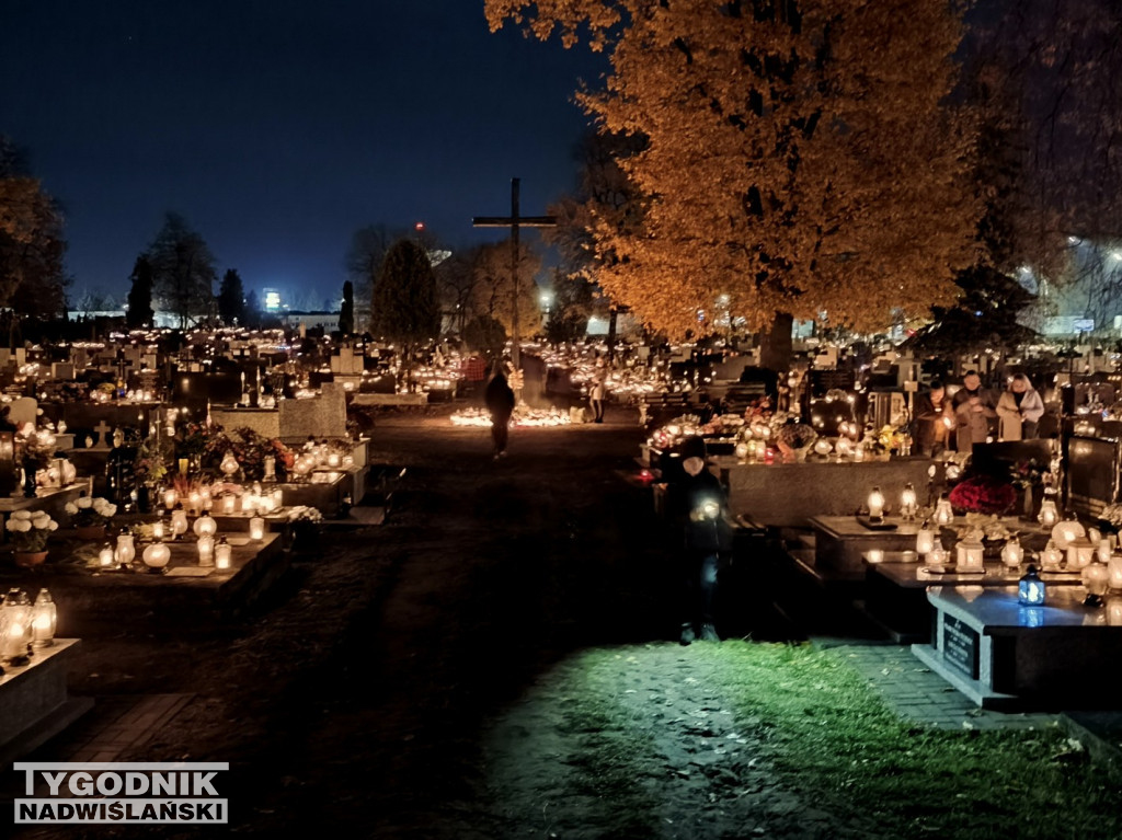 Tarnobrzeskie cmentarze parafialne nocą
