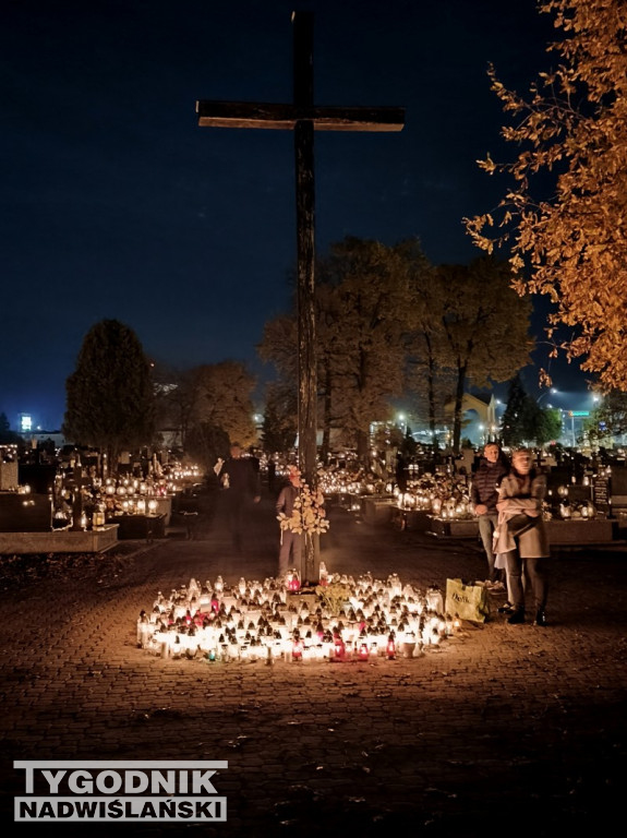 Tarnobrzeskie cmentarze parafialne nocą