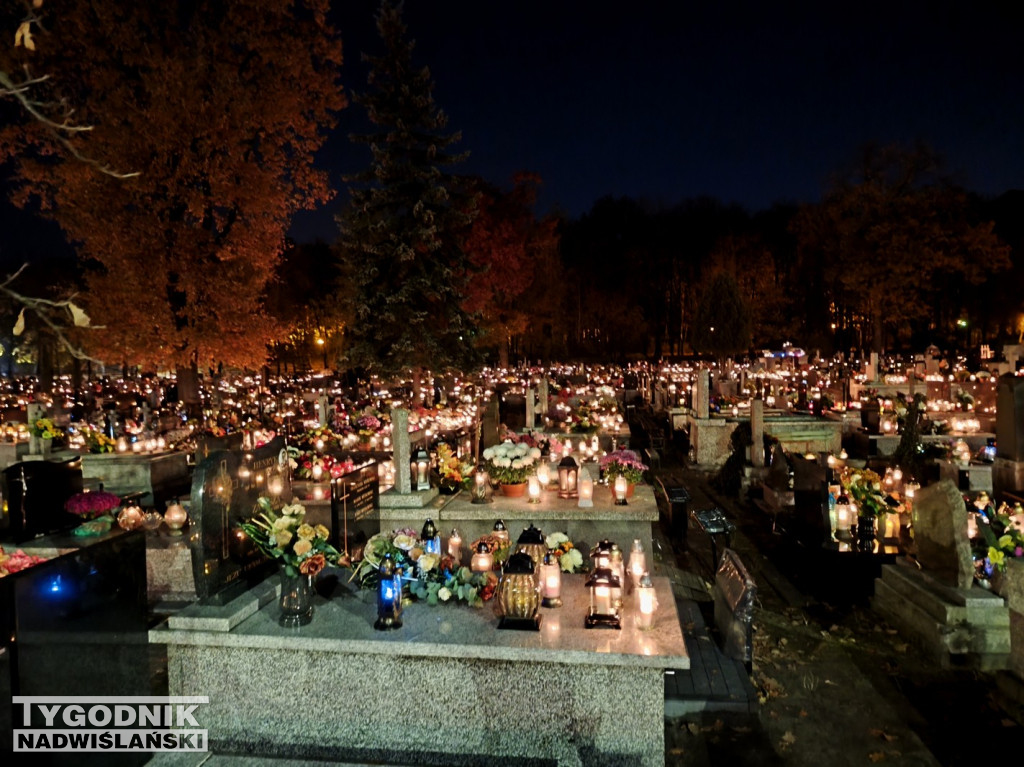 Tarnobrzeskie cmentarze parafialne nocą