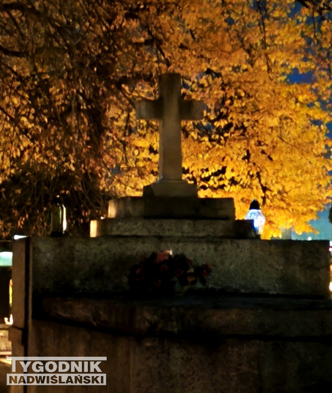Tarnobrzeskie cmentarze parafialne nocą