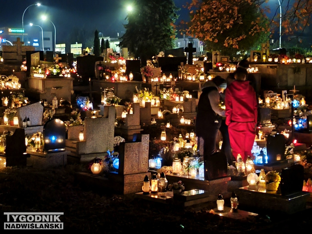 Tarnobrzeskie cmentarze parafialne nocą