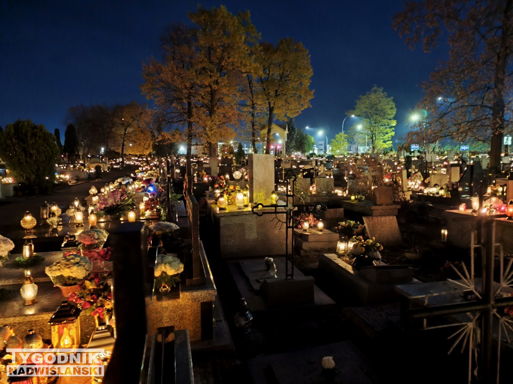 Tarnobrzeskie cmentarze parafialne nocą
