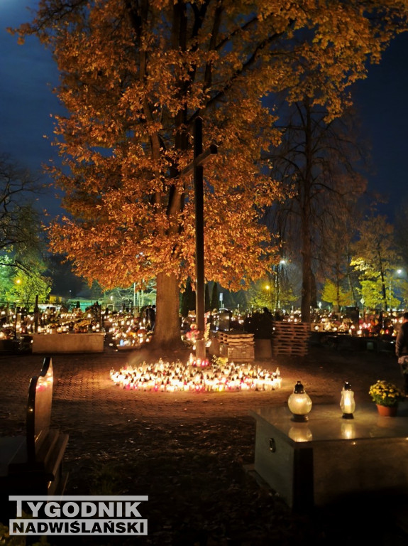 Tarnobrzeskie cmentarze parafialne nocą