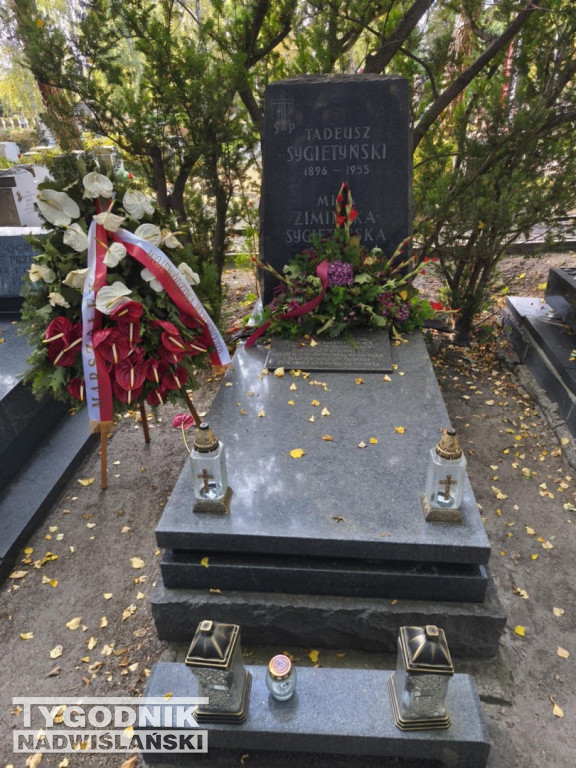 Groby sławnych osób na Wojskowych Powązkach