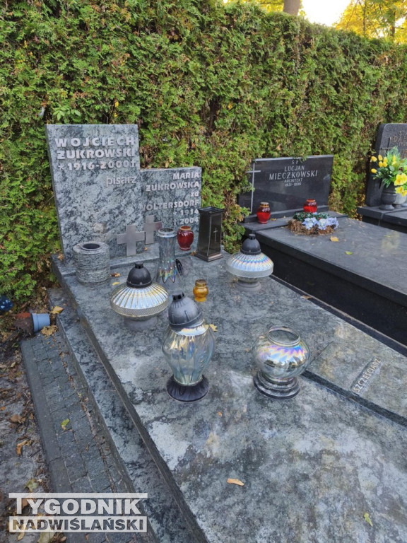 Groby sławnych osób na Wojskowych Powązkach