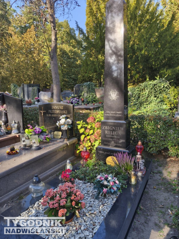 Groby sławnych osób na Wojskowych Powązkach