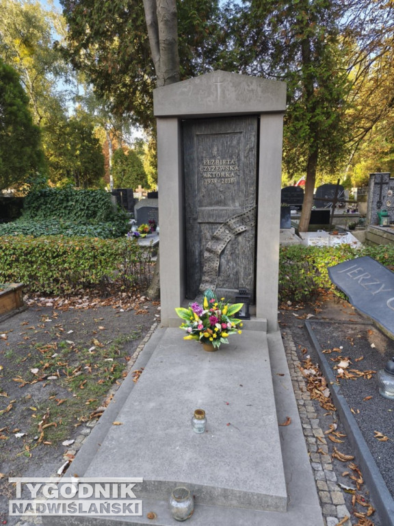 Groby sławnych osób na Wojskowych Powązkach