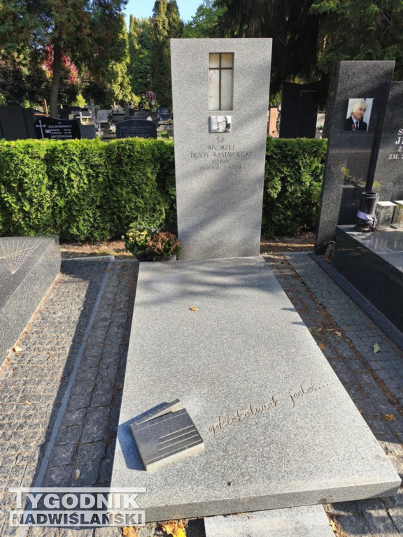 Groby sławnych osób na Wojskowych Powązkach