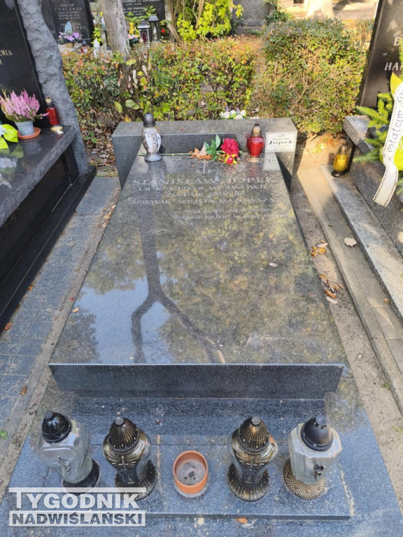 Groby sławnych osób na Wojskowych Powązkach