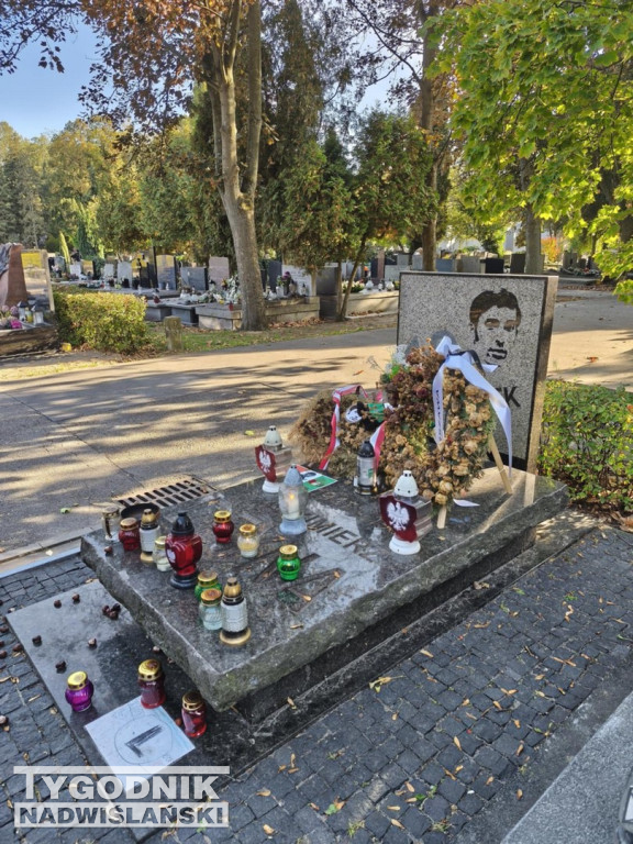 Groby sławnych osób na Wojskowych Powązkach