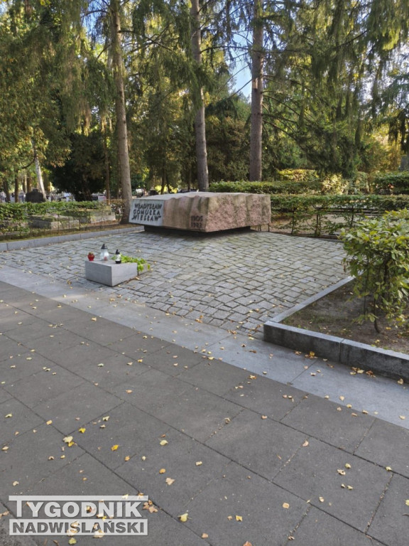 Groby sławnych osób na Wojskowych Powązkach