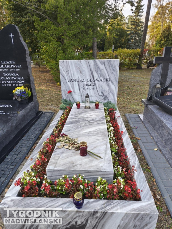 Groby sławnych osób na Wojskowych Powązkach