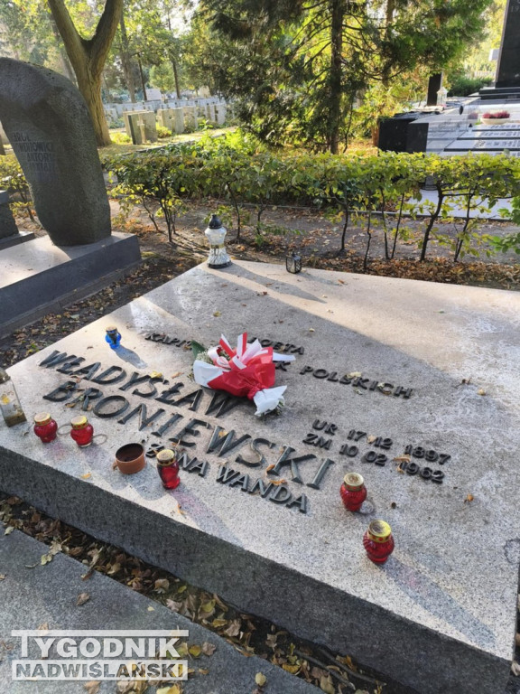 Groby sławnych osób na Wojskowych Powązkach