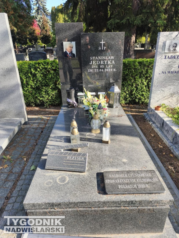 Groby sławnych osób na Wojskowych Powązkach