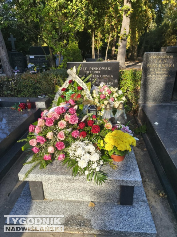 Groby sławnych osób na Wojskowych Powązkach