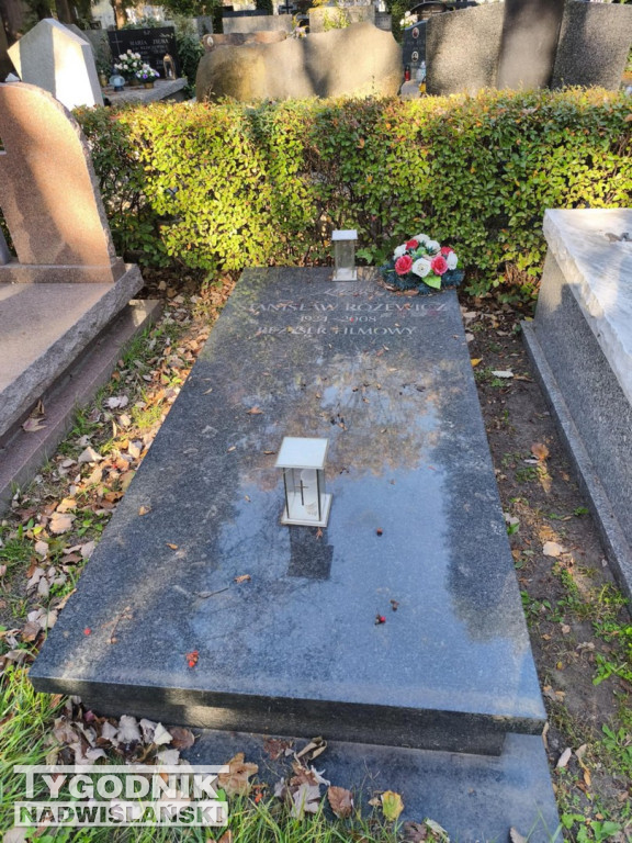 Groby sławnych osób na Wojskowych Powązkach