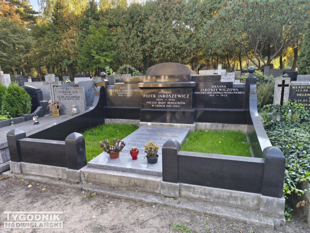 Groby sławnych osób na Wojskowych Powązkach