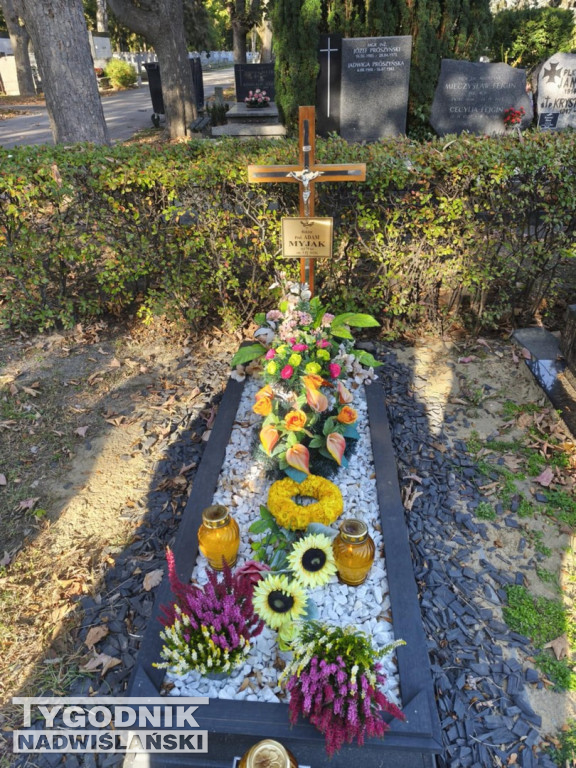 Groby sławnych osób na Wojskowych Powązkach