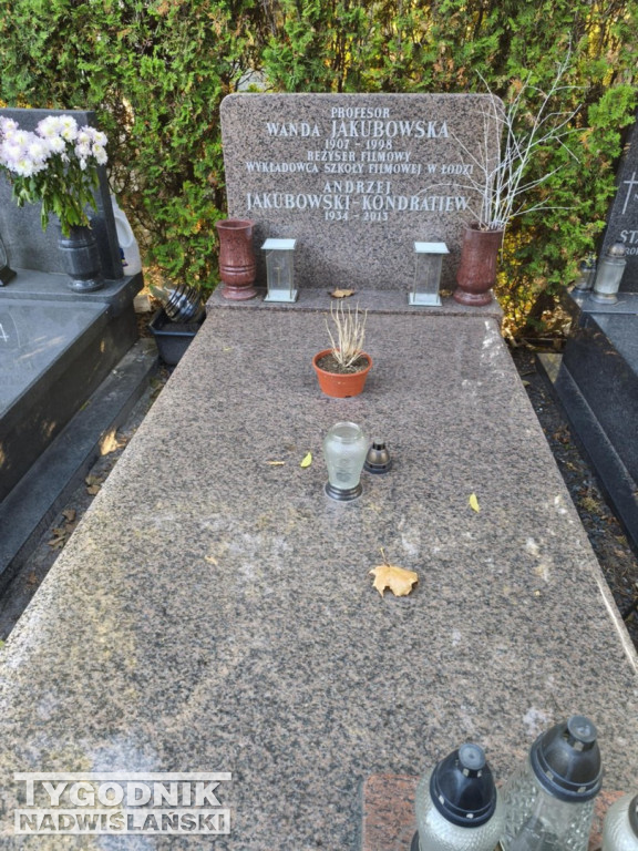 Groby sławnych osób na Wojskowych Powązkach