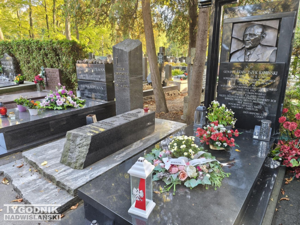 Groby sławnych osób na Wojskowych Powązkach