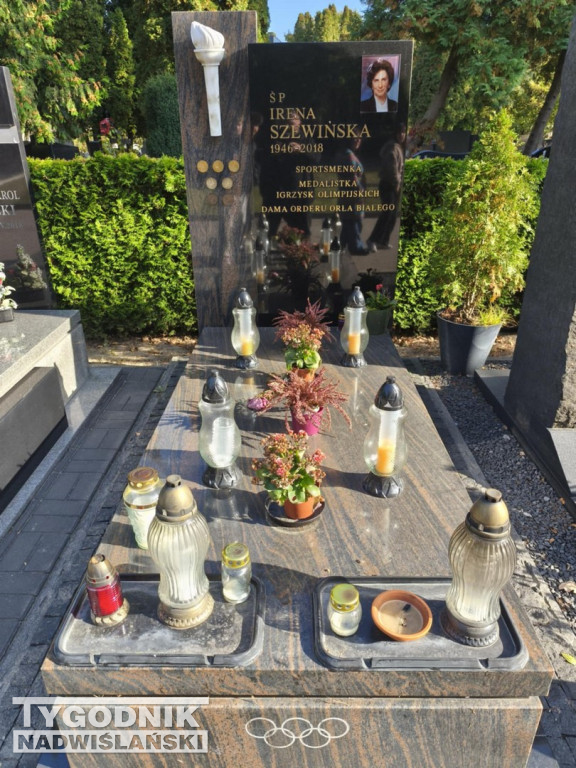 Groby sławnych osób na Wojskowych Powązkach