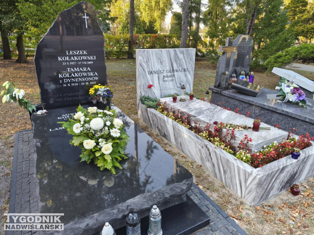 Groby sławnych osób na Wojskowych Powązkach