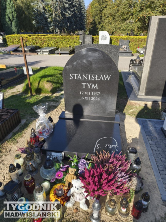 Groby sławnych osób na Wojskowych Powązkach