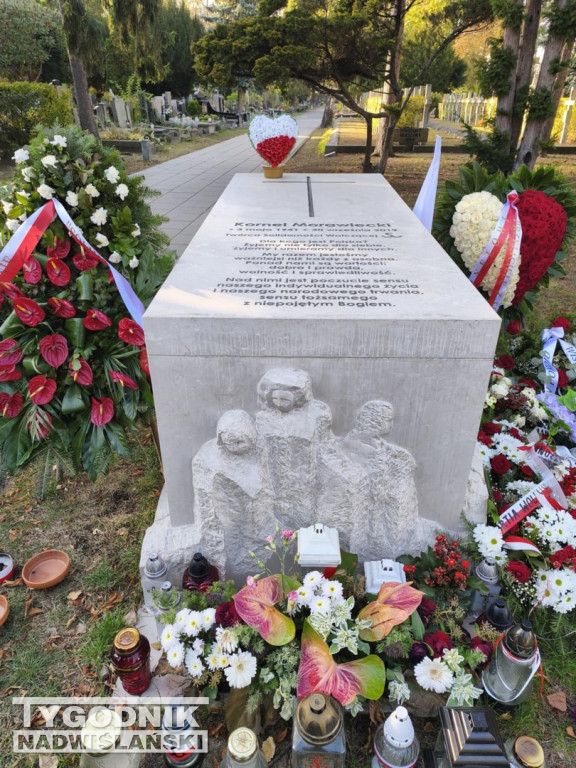 Groby sławnych osób na Wojskowych Powązkach