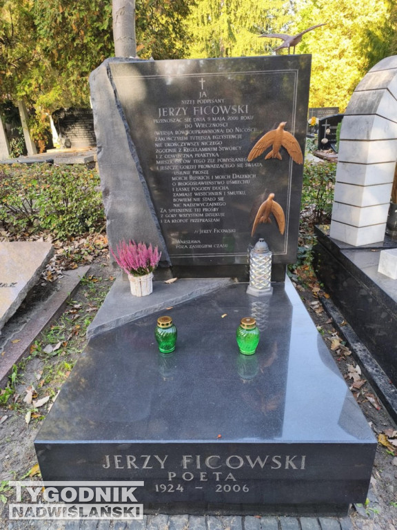 Groby sławnych osób na Wojskowych Powązkach