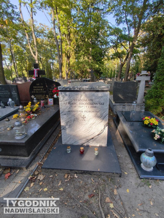 Groby sławnych osób na Wojskowych Powązkach