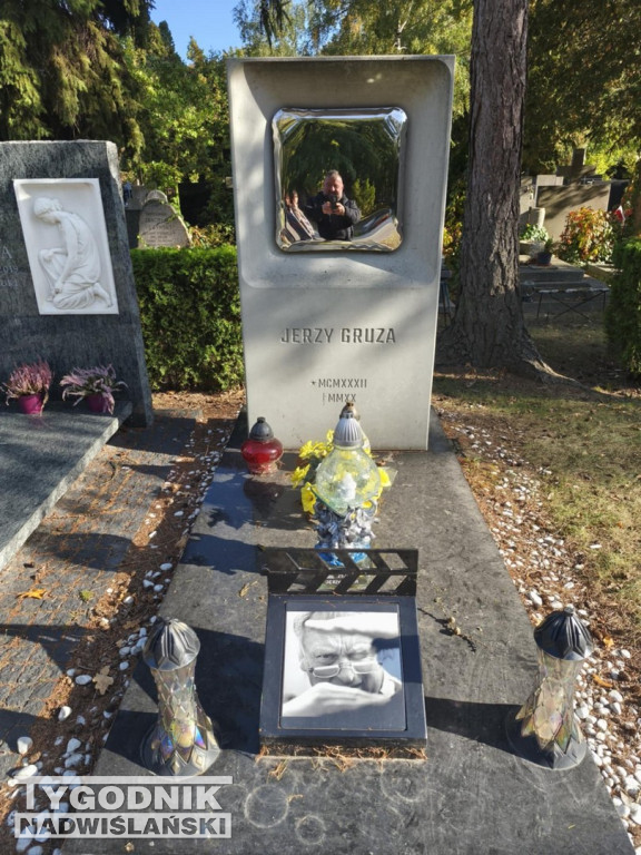 Groby sławnych osób na Wojskowych Powązkach