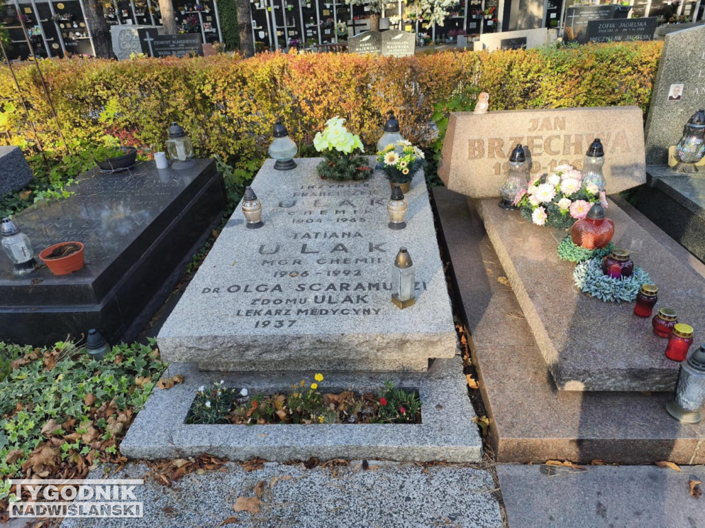 Groby sławnych osób na Wojskowych Powązkach