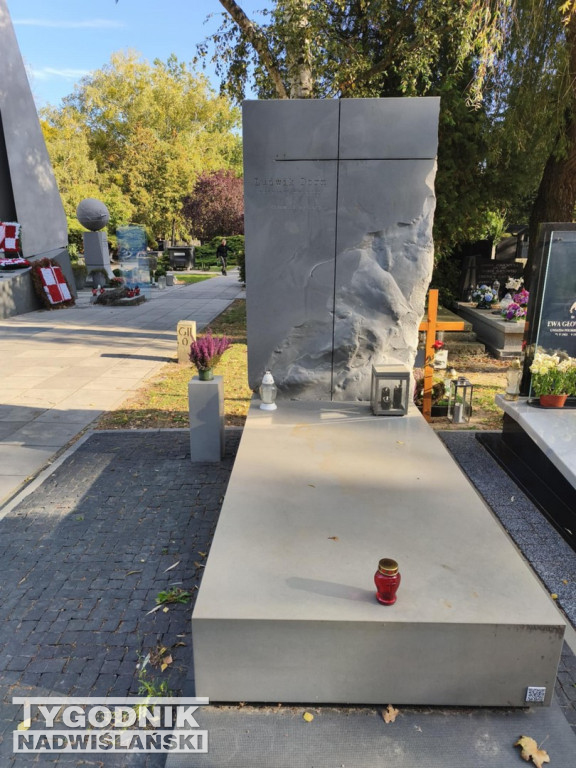 Groby sławnych osób na Wojskowych Powązkach