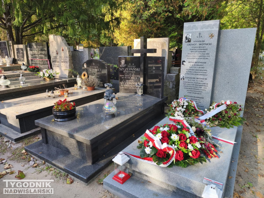 Groby sławnych osób na Wojskowych Powązkach