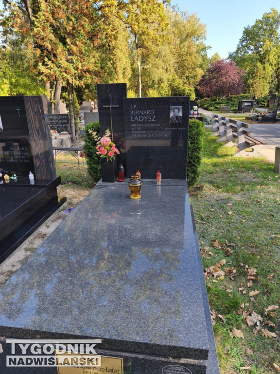 Groby sławnych osób na Wojskowych Powązkach