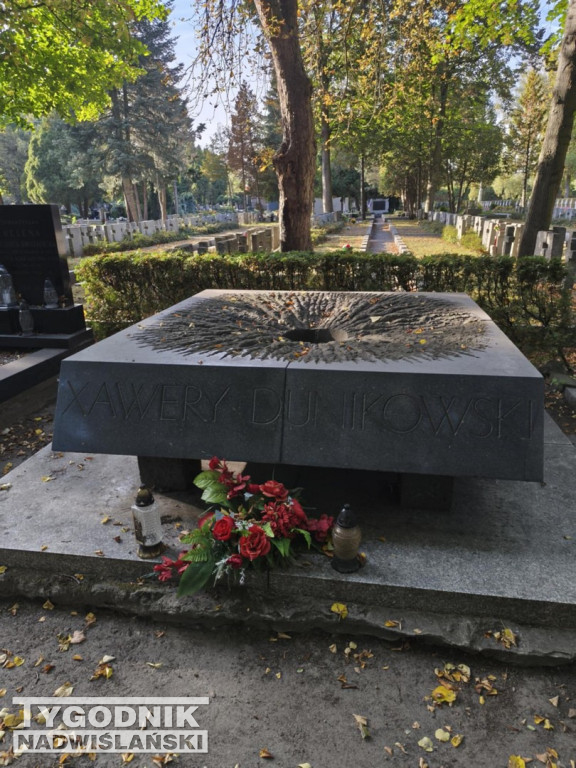 Groby sławnych osób na Wojskowych Powązkach